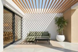 Alternative view of Hunter sofagruppe 3-seter med sjeselong og bord – Sunbrella almond