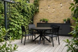 Alternative view of Jackson spisegruppe med bord ø120 og 4 stablestoler – sort